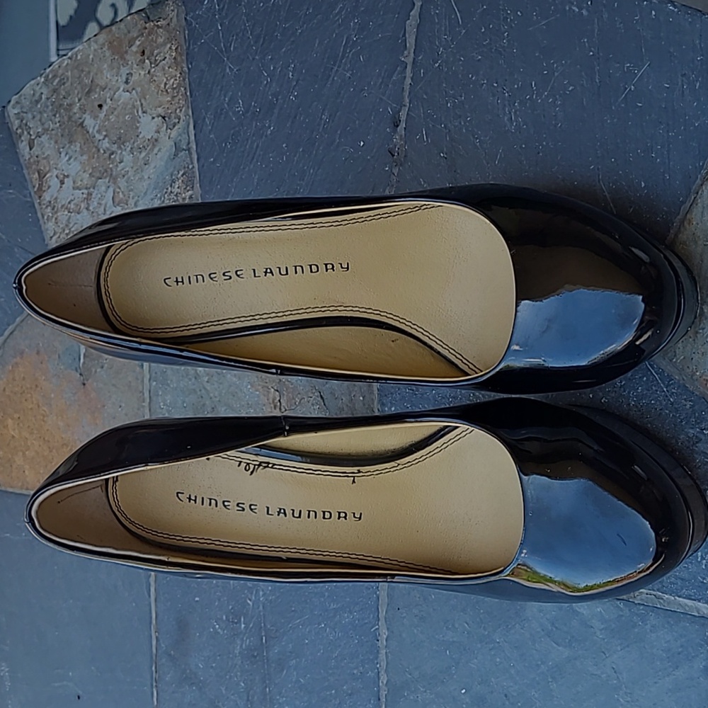 Chinese Laundry patent leather dull toe pump Size 9.5, Black